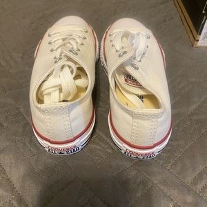 Girls sz 1 White converse shoes. New in the box!